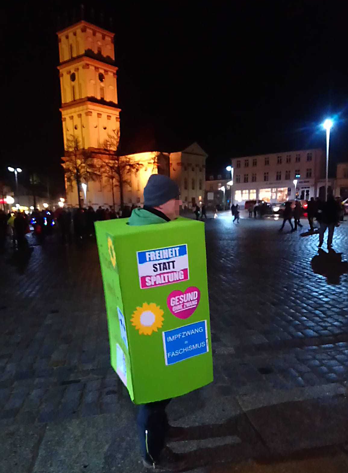 Maßnahmenkritikier als Litfaßsäule verkleidet. (Foto: T. Fiß)