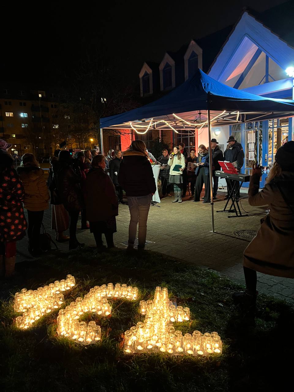 Vor der Auferstehungskirche in Stralsund-Grünhufe wurde am Donnerstag an die 734 Frauen erinnert, die Schutz in der Interventionsstelle gegen häusliche Gewalt und Stalking gesucht haben. 