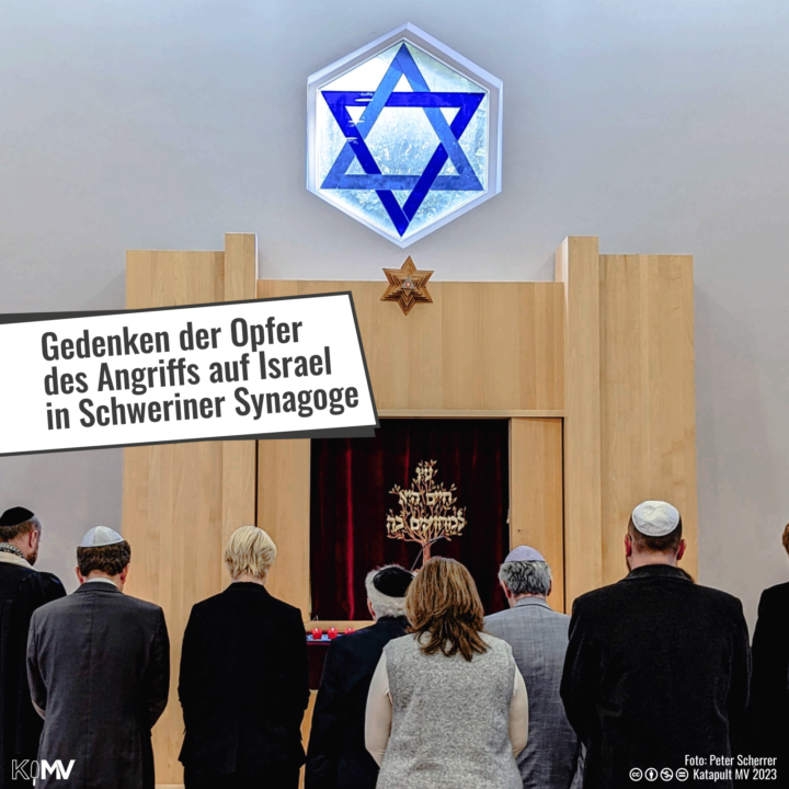 Foto von der Gedenkveranstaltung an die Opfer des Angriffs auf Israel in Schweriner Synagoge