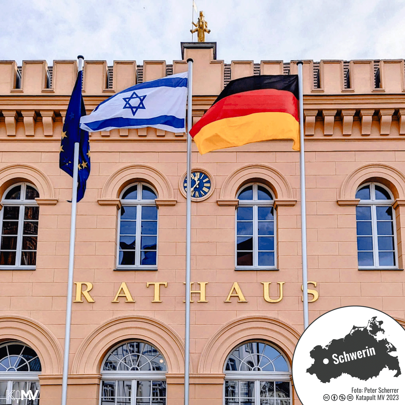 Foto vom Schweriner Rathaus mit gehisster Israel-Flagge